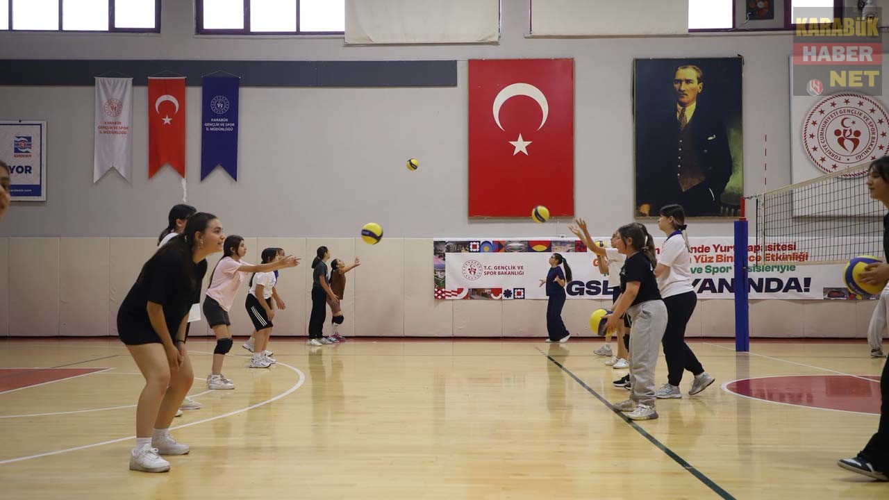 KARABÜK’TE GENÇLER YAZI VOLEYBOLLA GEÇİRİYOR